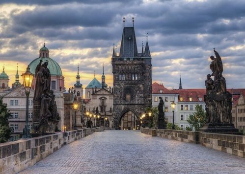 THE WALK ACROSS THE CHARLES BRIDGE